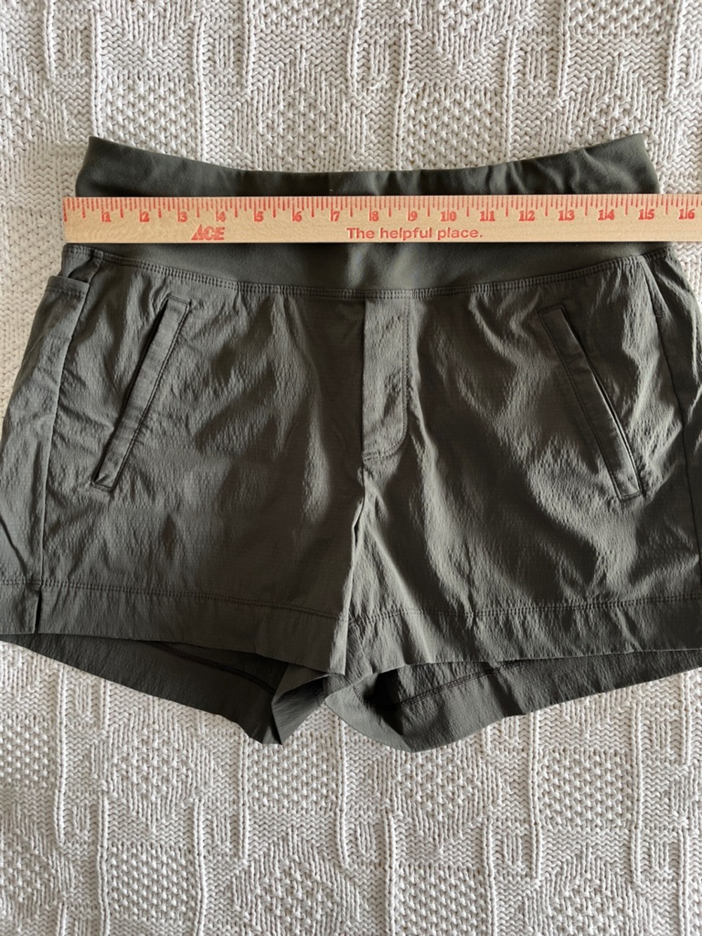 Athleta Trekkie North Mid Rise 3.5" Short in Olive Green Sz 8 - Picture 9 of 14